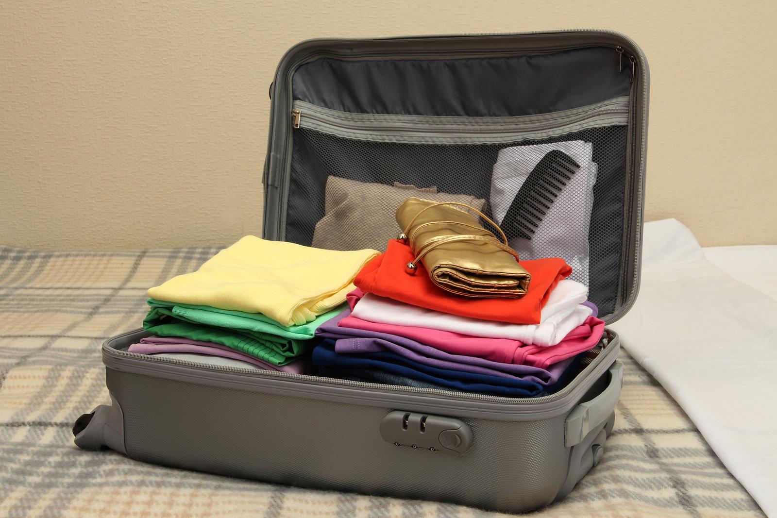 Куда класть. Чемодан с вещами. Собранные чемоданы. Собранные чемоданы с вещами. Открытый чемодан с вещами.