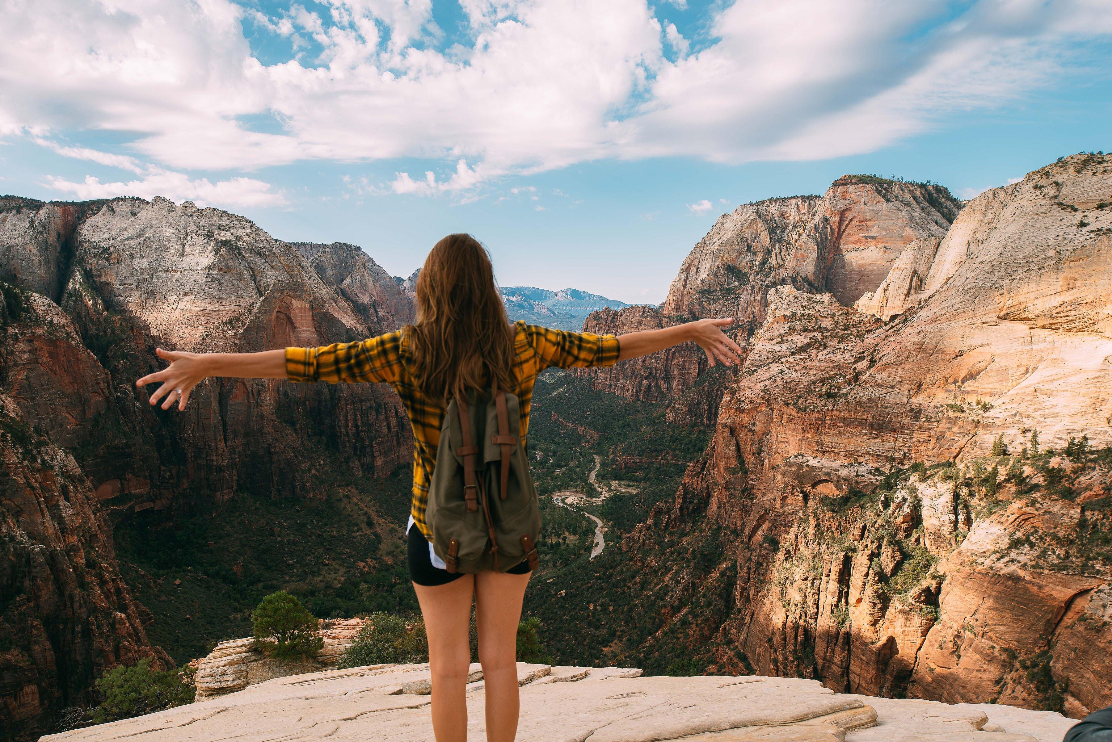 Mountain trip. Девушка в горах. Красивая девушка в горах. Девушка на горе. Девушка путешествует.